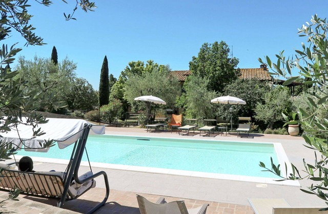 Wonderful private villa for 6 guests with WIFI, private pool, hot tub, TV, patio and pets allowed