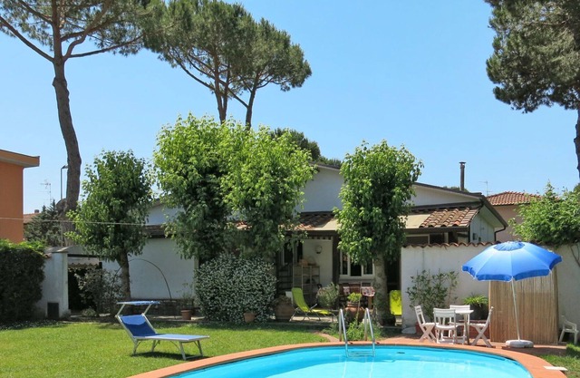 Wonderful private villa for 8 guests with WIFI, private pool, TV, terrace, pets allowed and park...