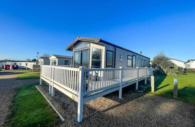 Wonderful 6 berth caravan for hire by a stunning Norfolk beach ref 19006SD