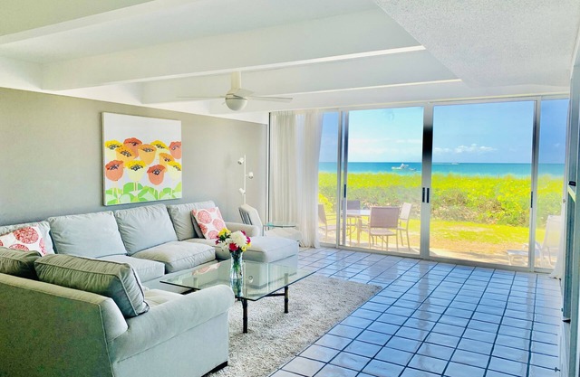 Wonderful beach condo, heated pool, peaceful location Longboat Key