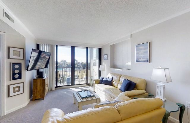 Wonderful condo with private washer/dryer, balcony, and pool/tennis