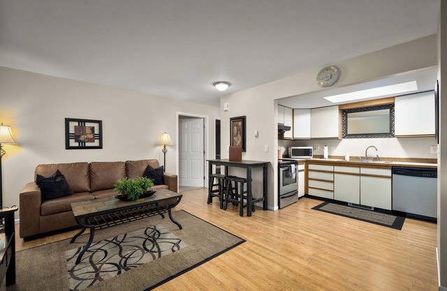 Wonderful downtown condo! 2 blocks to all shops and restaurants