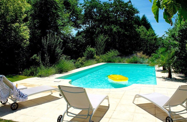 Wonderful private villa with WIFI, private pool, hot tub, TV, patio, pets allowed and parking