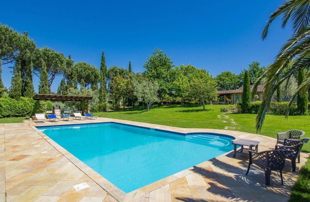 Wonderful private villa for 8 guests with hot tub, WIFI, private pool, TV, patio and pets allowed