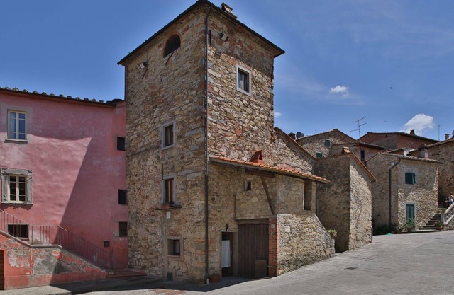 Wonderful private villa for 2 guests with hot tub, A/C, WIFI, TV and pets allowed, close to Arezzo