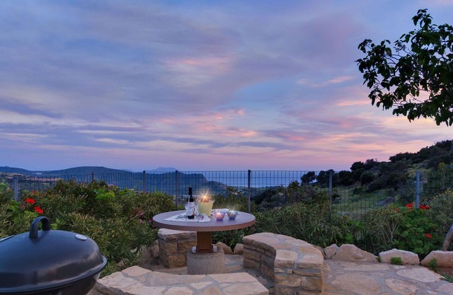 Wonderful private villa with private pool, WIFI, A/C, TV, patio, panoramic view and parking