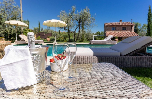 Wonderful private villa with WIFI, A/C, private pool, TV, terrace, parking, close to San Gimignano