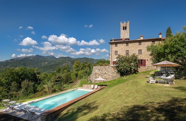 Wonderful private villa with private pool, WIFI, TV, patio and panoramic view, close to Lucca