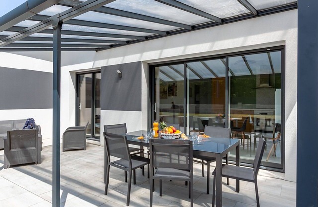 Wonderful private villa for 4 people with hot tub, WIFI, TV, terrace and pets allowed
