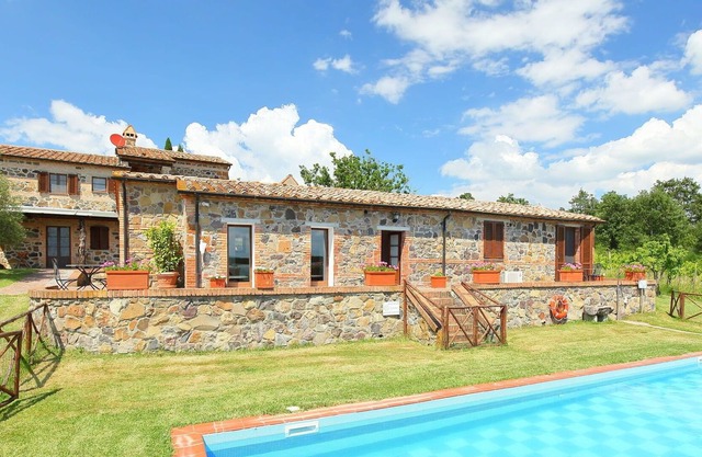 Wonderful private villa with WIFI, A/C, hot tub, private pool, TV, patio, pets allowed and parking