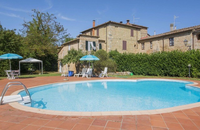 Wonderful private villa for 4 people with private pool, patio and parking, close to Siena