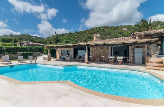 Wonderful private villa for 9 guests with WIFI, private pool, A/C, TV, patio and parking
