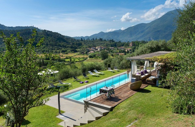 Wonderful private villa with sauna, hot tub, private pool, WIFI, A/C, TV, patio, close to Viareggio