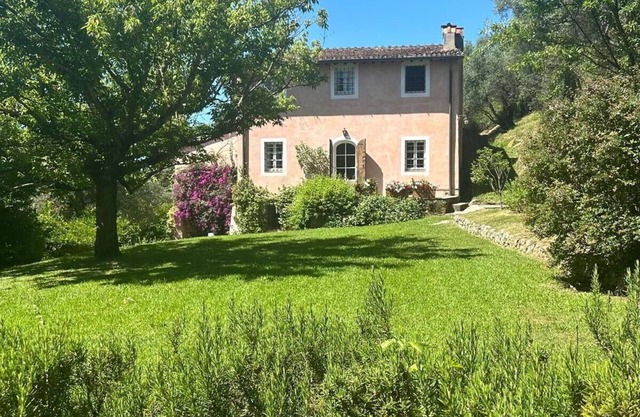 Wonderful private villa with WIFI, TV, patio, pets allowed and panoramic view, close to Viareggio