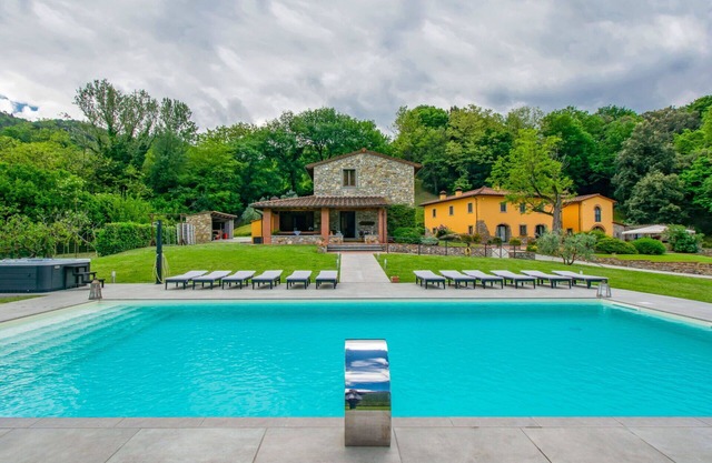 Wonderful private villa with hot tub, A/C, private pool, WIFI, TV, balcony and pets allowed