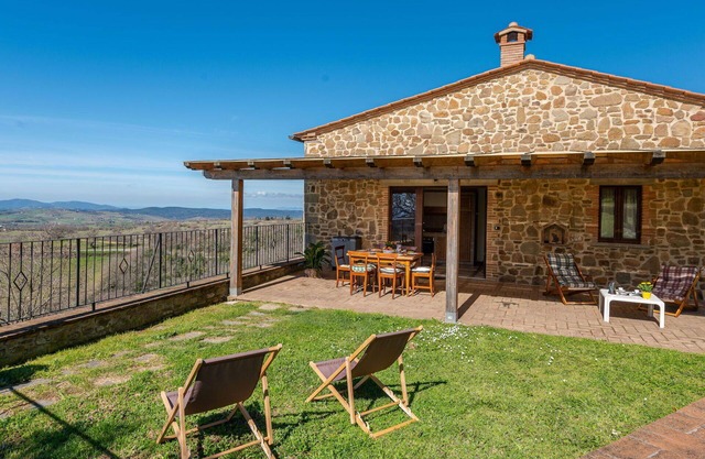 Wonderful private villa for 8 guests with WIFI, patio, pets allowed, panoramic view and parking