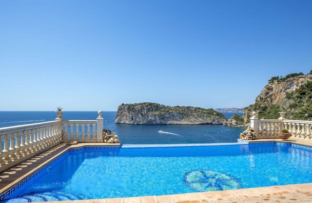 Wonderful private villa for 12 guests with private pool, A/C, WIFI, TV, patio and parking