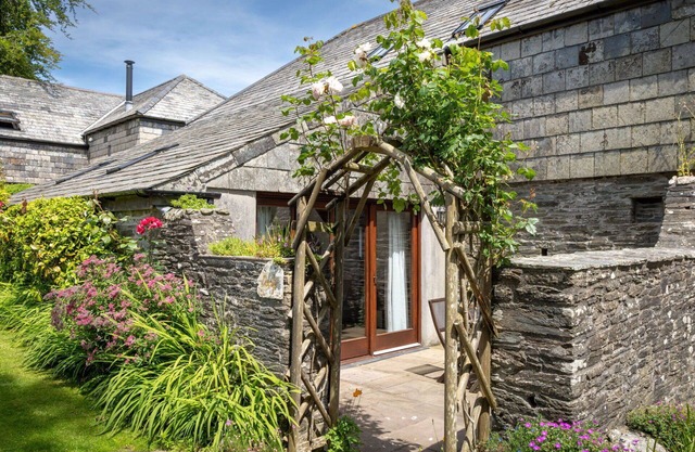 Wonderful private villa for 5 guests with hot tub, WIFI, patio and pets allowed