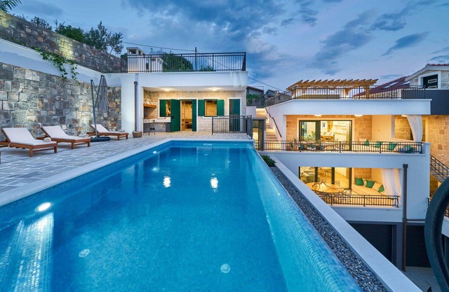 Wonderful private villa for 12 guests with A/C, hot tub, WIFI, private pool, TV, terrace and par.
