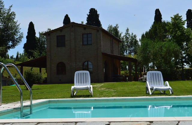 Wonderful private villa with WIFI, private pool, A/C, TV, veranda, panoramic view, close to Siena