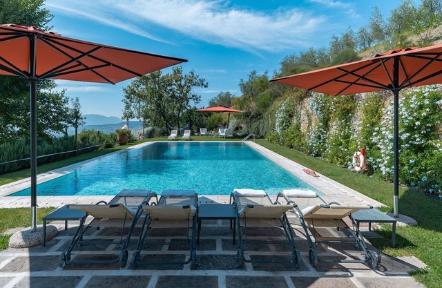 Wonderful private villa for 18 people with WIFI, private pool, A/C, hot tub, TV, patio and parking