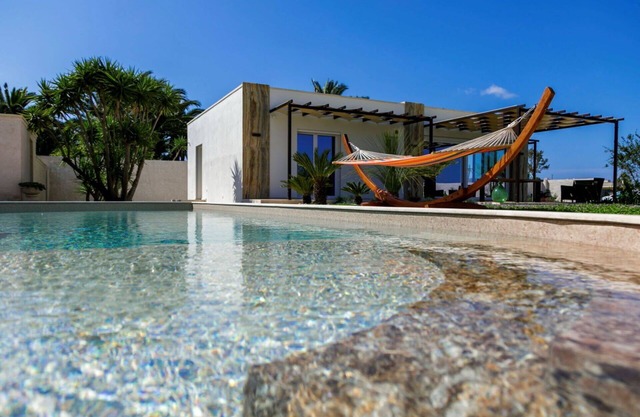 Wonderful private villa for 6 guests with private pool, A/C, WIFI, patio, pets allowed and parking