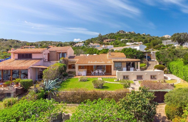 Wonderful private villa for 8 people with TV, terrace, pets allowed and parking