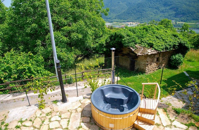 Wonderful private villa with WIFI, hot tub, TV, patio, pets allowed, panoramic view and parking