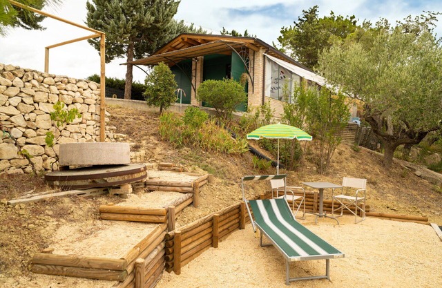 Wonderful villa for 4 guests with WIFI, A/C, hot tub, patio, pets allowed and panoramic view