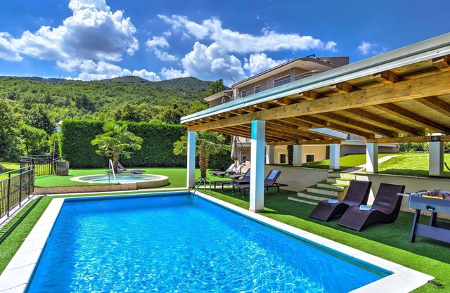 Wonderful villa for 10 people with hot tub, A/C, WIFI, private pool, TV, patio and parking