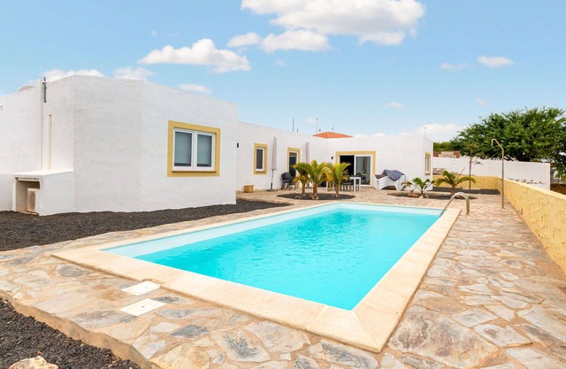 Wonderful villa for 6 guests with WIFI, private pool, TV, terrace and parking