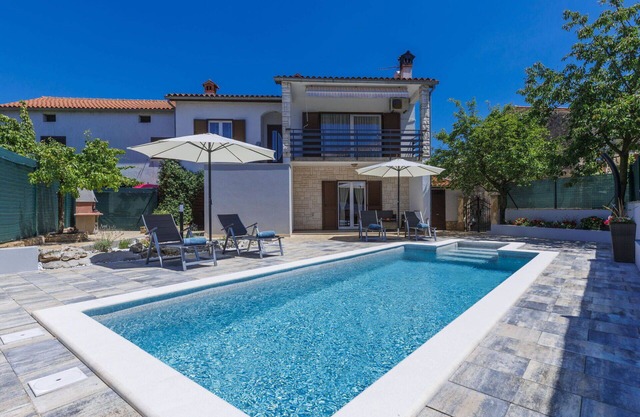 Wonderful villa for 6 guests with WIFI, private pool, A/C, TV, terrace and parking
