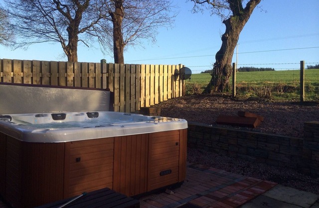 Woodburn Lodge With Private Hottub, Smart tv with Wifi, Veiws To Mabie Forrest