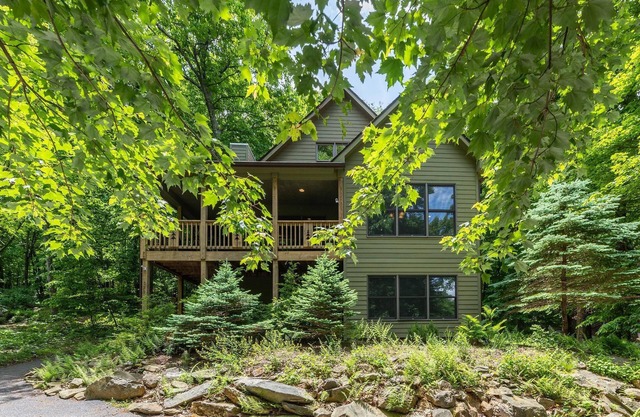 Wooded Mtn. Retreat with Wintergreen Advantage