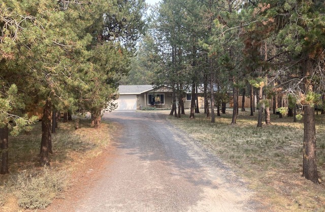 Wooded river retreat near Mt. Bachelor and Bend