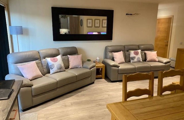 Woodend lodge with 6 seater private hottub