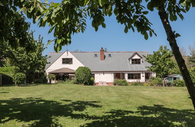 WOODHAY, pet friendly, with hot tub in Washford