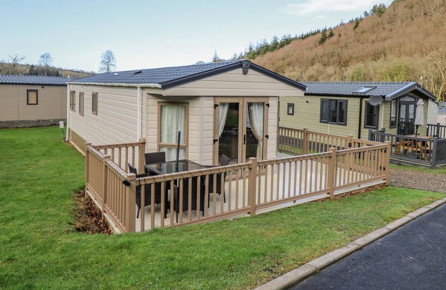 WOODLAND BREEZE, pet friendly, country holiday cottage in Llanarth