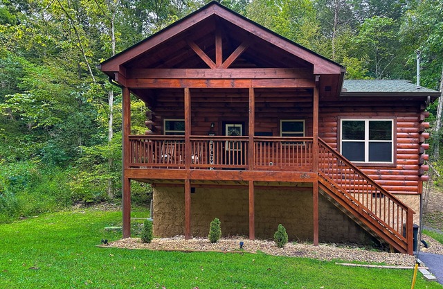 Woodland Retreat w/Hot Tub, Scenic Porches & Free Attraction Tickets