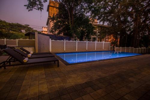 Woodside Retreat Serviced Apartments, 100 meters from baga river