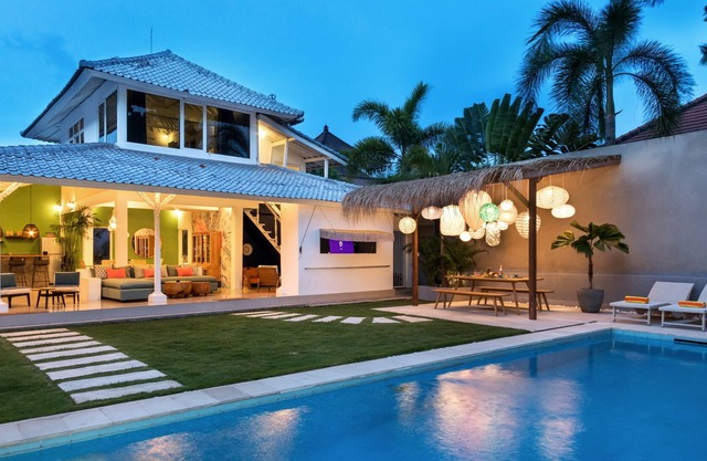Work From Home @Eclectic 3BR Tropical Stylish Private Villa Walk to Beach