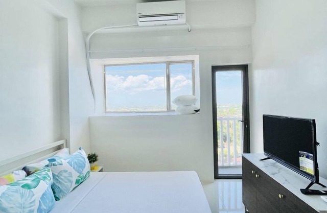 WV Towers Studio with Pool Access