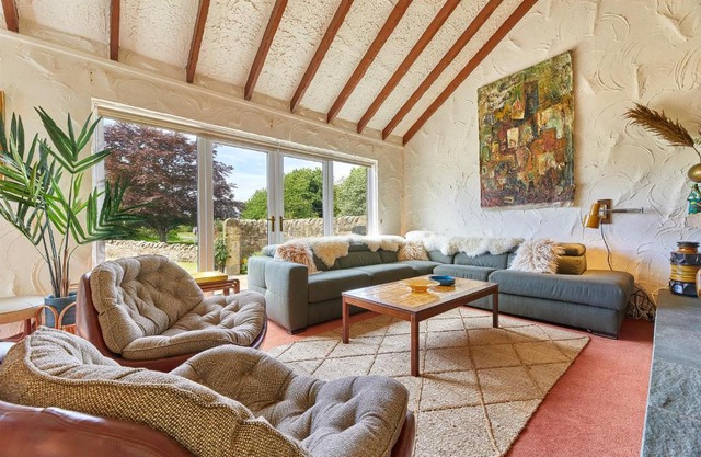 Xanadu: Stylish Family Home by the Pub and Beach