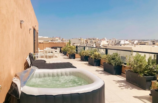XL Terrace Penthouse BBQ 200m From The Sea and Square