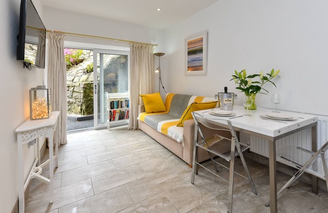 Y Cwtch - One Bedroom Apartment, Sleeps 2