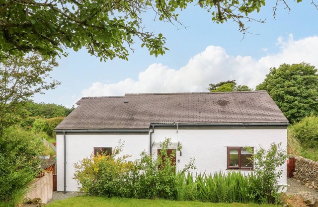 Y RHANDY, family friendly, with a garden in Newborough