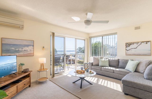 Yarramundi, 4,47 Magnus Street - air conditioned unit with air con, wi-fi, water views and close to town