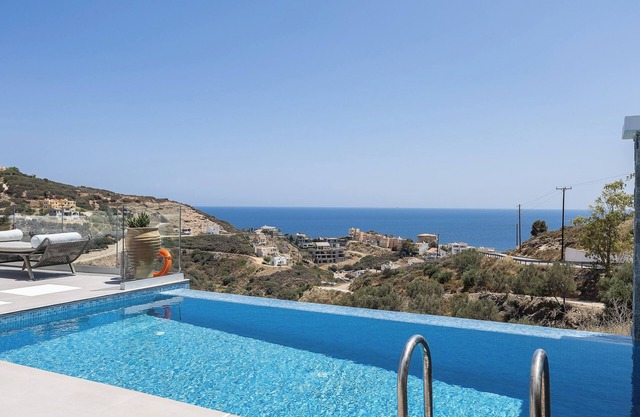 Yasmin Villa - Sea views & close to the beach!