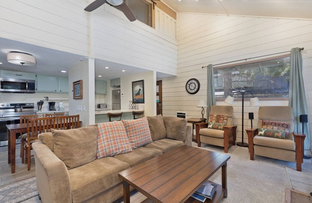 Year Round Fun! Ski/ High Speed Internet/ Large Screen TV/BBQ/Lakes