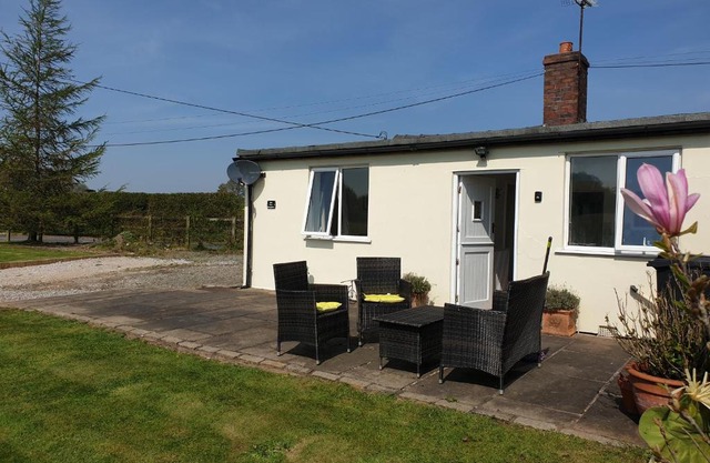 Yew Tree Bungalow, Onneley, Cheshire (Sleeps 4)
